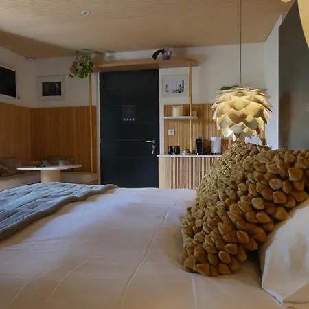 Bien Loin D'ici Bed & Breakfast 4*