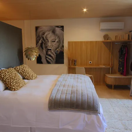 Bien Loin D'ici Couette-café Nîmes