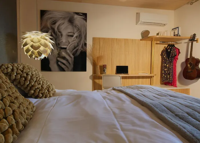 Bien Loin D'ici Nîmes