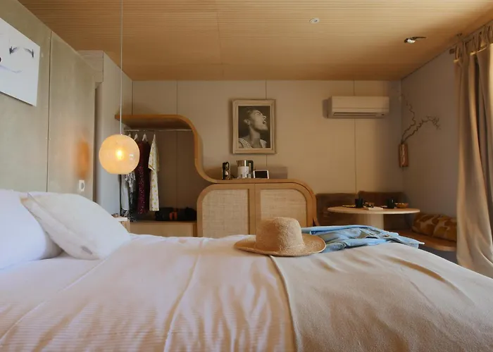 Bien Loin D'ici Nimes