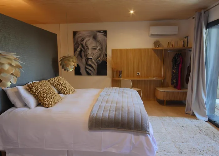 Bien Loin D'ici Bed & Breakfast Nimes