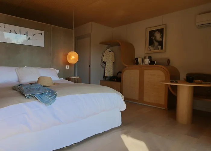 Bien Loin D'ici Bed & Breakfast 4*