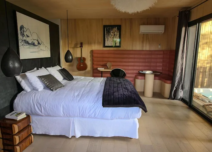 Bien Loin D'ici Bed & Breakfast Nîmes