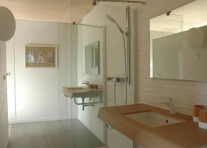 Bien Loin D'ici Bed & Breakfast 4*