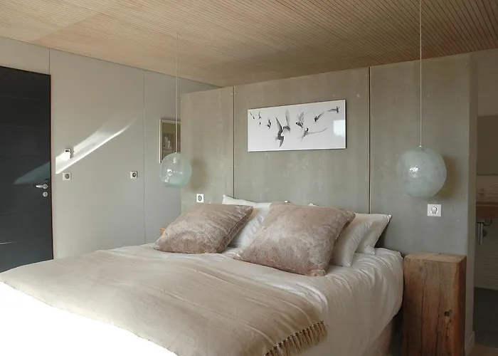 Bien Loin D'ici Bed & Breakfast 4*