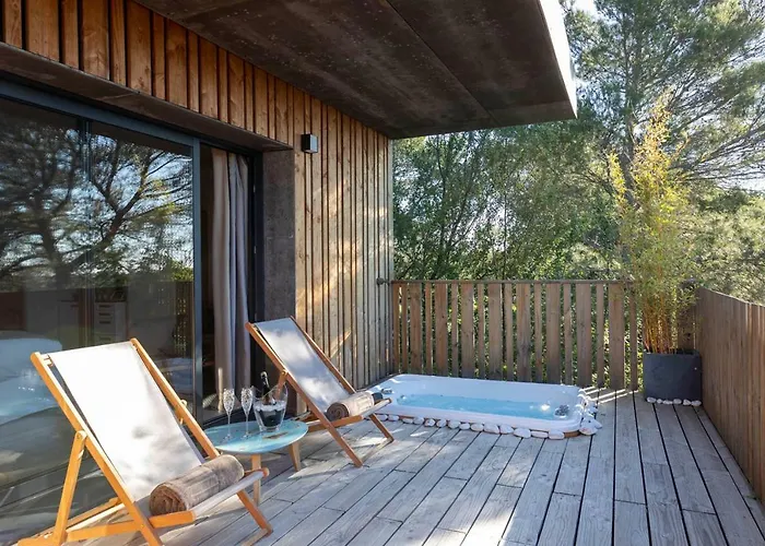 Bien Loin D'ici Nimes